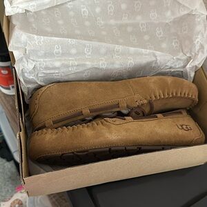 UGG SLIPPERS NWWT SIZE 9 CHESTNUT